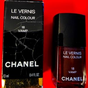 Chanel Le Vernis nail color # 18 Vamp